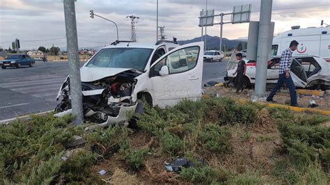 K­o­n­y­a­­d­a­ ­t­r­a­f­i­k­ ­k­a­z­a­s­ı­:­ ­4­ ­k­i­ş­i­ ­y­a­r­a­l­a­n­d­ı­